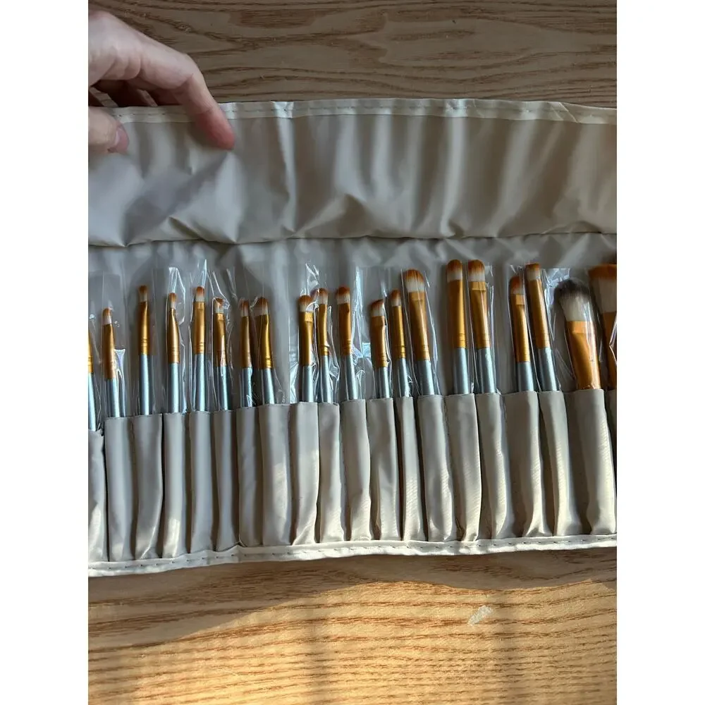New 32pc Makeup Brush Set in Traveling Case Champagne